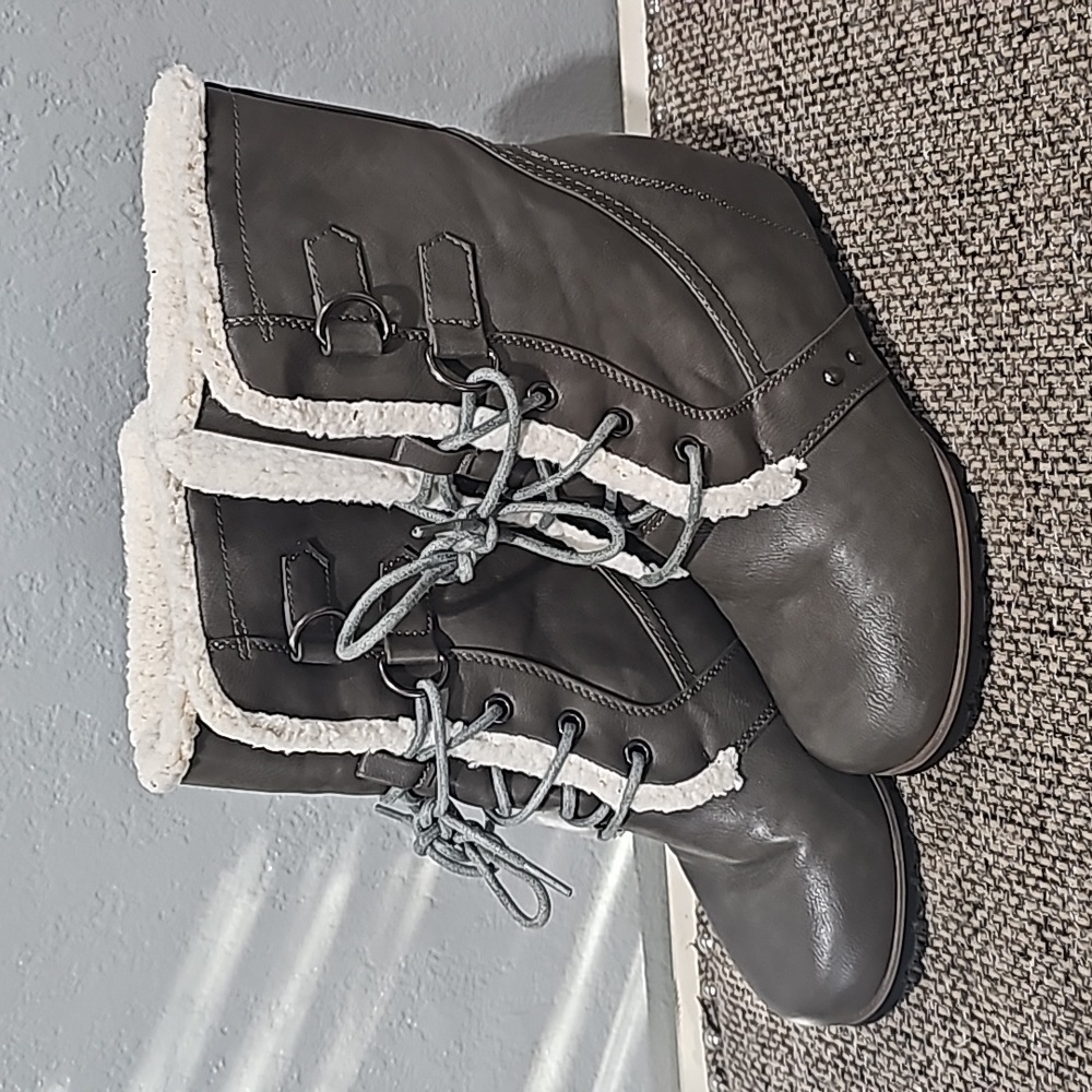 Time and True women's winter boots with hidden heel size 8.